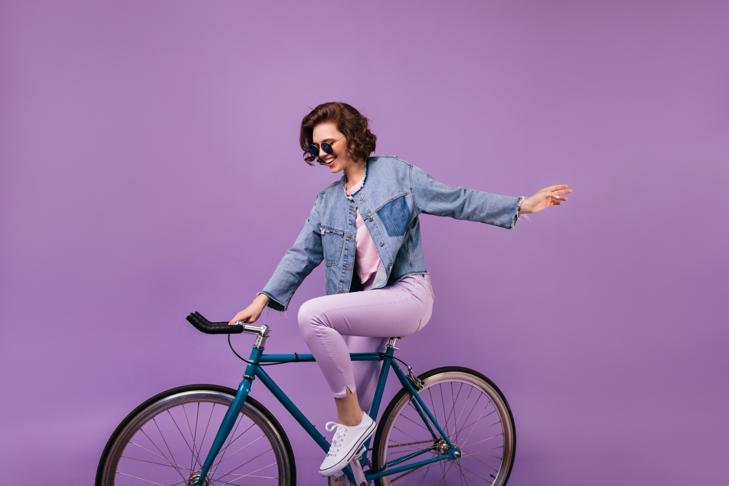 Persoon op fiets op paarse achtergrond