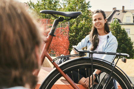 Respectvolle uitwisseling tijdens fietsoverdracht